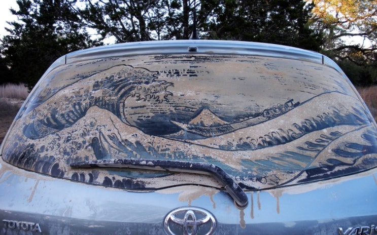  자동차를 캔버스로. 먼지 쌓인 자동차에 그리는 작품, dirty car art