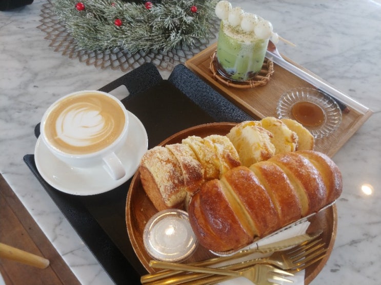  [제주] 제주동쪽베이커리카페 "카페인사리" 에서 맛있는 빵과 앙말차라떼 먹고왔어요~