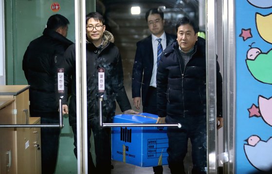  청와대 압수수색에 ‘쇼’ 비판 조선, 철저수사 강조 한국·세계·국민, 팩트 보도 경향·한겨레