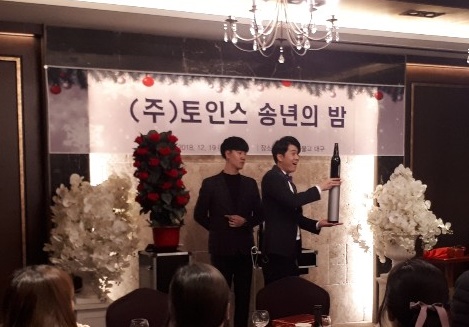  송년회 마술공연!! 역시 송년회 모임 장소 더 뷔페, 축하공연은 마술공연!