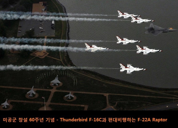  맥아더 장군과 한국군 병사.. 'Freedom is not free'