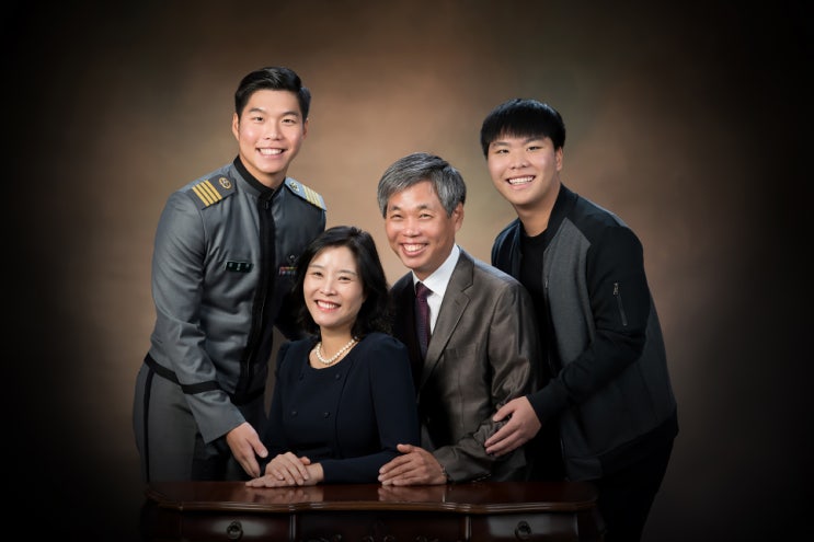 4인 정장가족사진 촬영-졸업기념