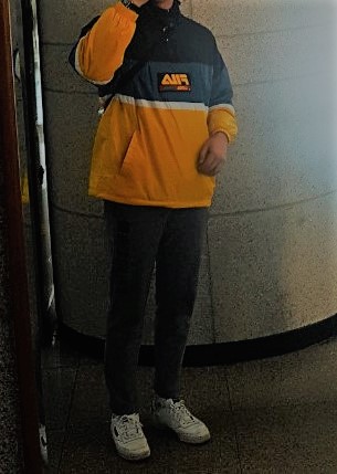 남자 옷 코디 : 휠라 아노락 바람막이 & 회색 트레이닝 바지 남자 옷 코디 : 휠라 아노락 바람막이 & 회색 트레이닝 바지