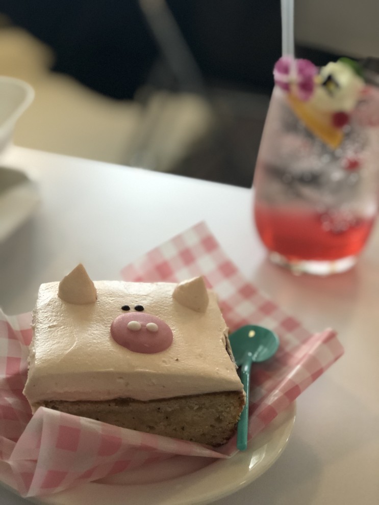 을지로 카페 :: 쎄투(cetu) - 돼지 케이크, 당근케이크 / 호랑이 - 카페라떼