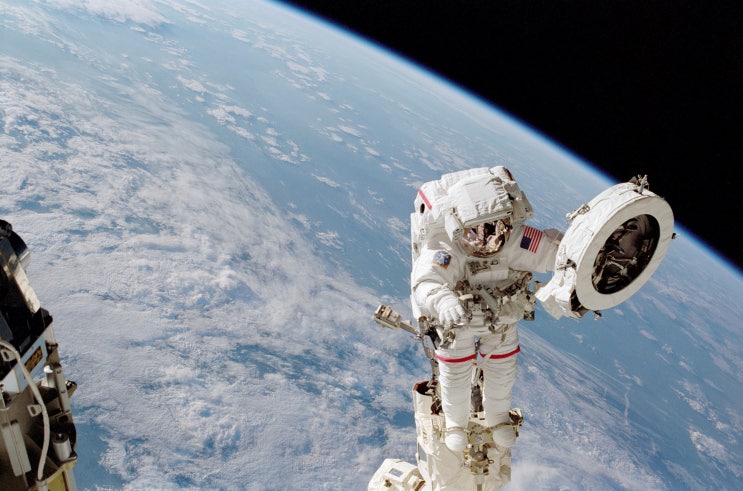  NASA, 전원 여성 우주유영 취소...이유는 ‘우주복'?