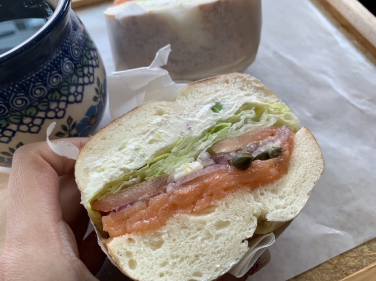  이대 맛집 ｜뉴욕에서 먹던 베이글 생각나서 찾아간 이대 마더린러 베이글에서 훈제연어베이글 (서민갑부 베이글)