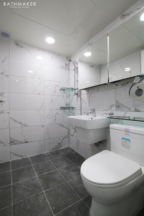 바스메이커 인기 있는 타일, 비앙코 카라라 타일에 슬라이드장을 설치한 욕실, 하남 신장동 한국아파트 욕실 리모델링, 하남 욕실 인테리어