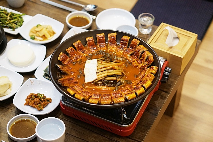 영통 장어 맛집 유명인들의 단골 회식장소! 소금빛풍천장어