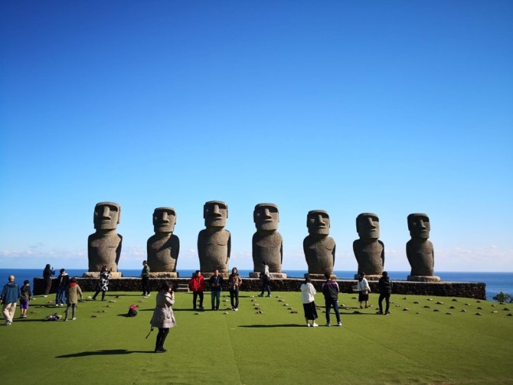 이스터 섬의 석상 모아이 상과 기념 촬영 ”선멧세니치난”