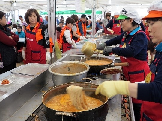  씨름도 구경하고 옥천의 별미 생선국수 맛보고..제3회 옥천 청산 생선국수 축제