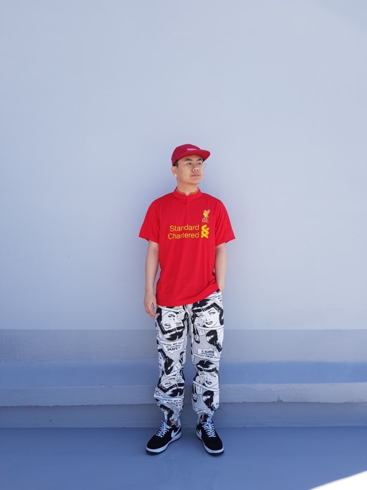  데일리룩 #121 봄데일리룩 남자스트릿룩 리버풀 유니폼 슈프림 캠프캡 나이키 에어포스 블랙