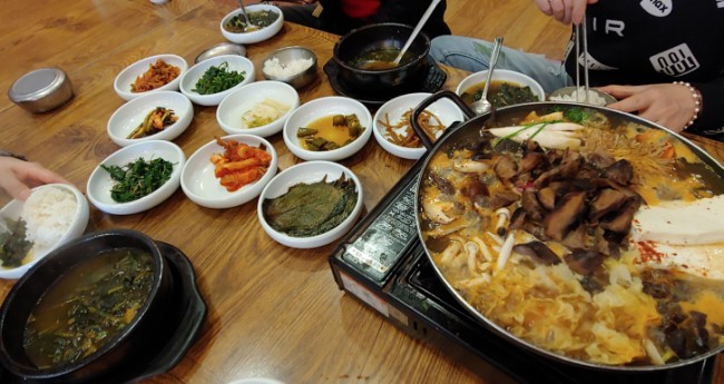  수안보온천 <국화농부맛집> 올갱이해장국과 능이버섯전골