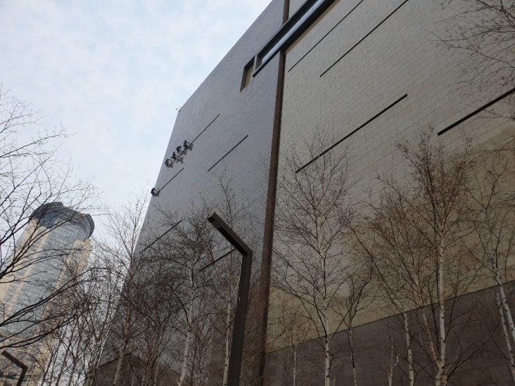  백화점외벽청소, 강남구 테헤란로 현대백화점 화강석청소로 고급스러운 광택을 되살렸습니다