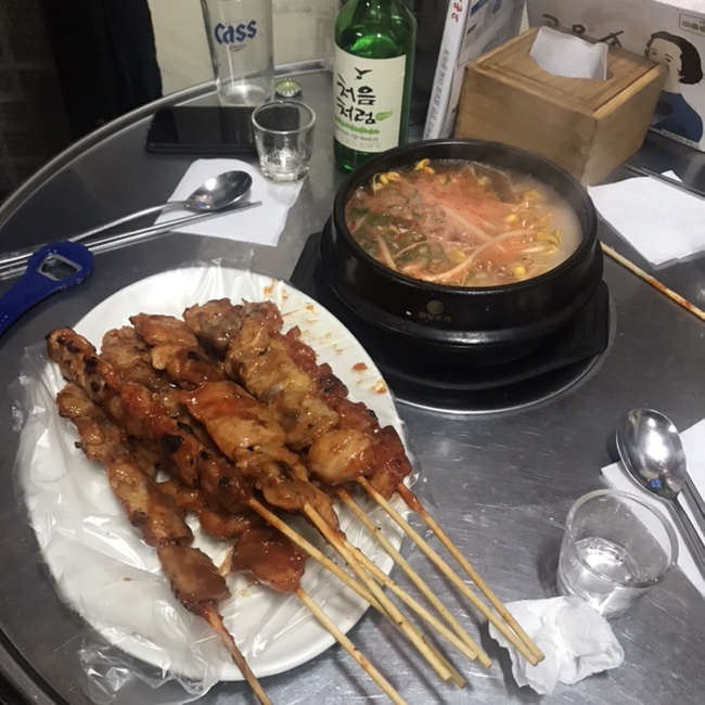  신촌에서 가장 핫한 대전 해장국에 가다!! 해장국 없는 해장국집 / 닭꼬치 맛집