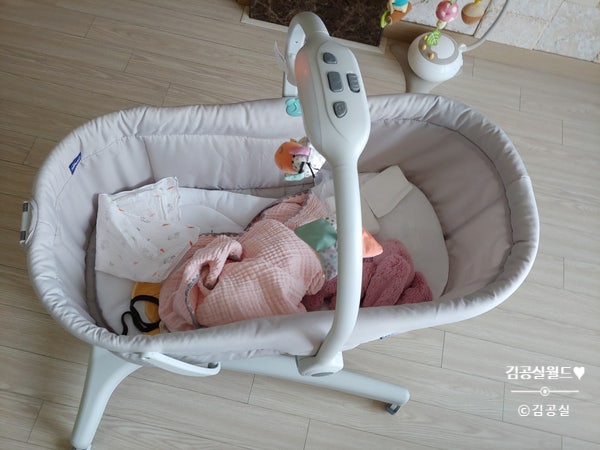 신생아 침대에서 아기요람으로 치코 허그포인원으로 육아하기