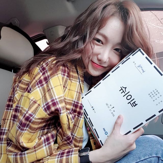  신소율 체크남방 코디, 가죽블루종과 꿀조합 인듯 