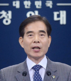  김의겸 청와대 대변인에 이어, 주영훈 청와대 경호처장까지! : 문관이 뛰니 무관도 뛴다?