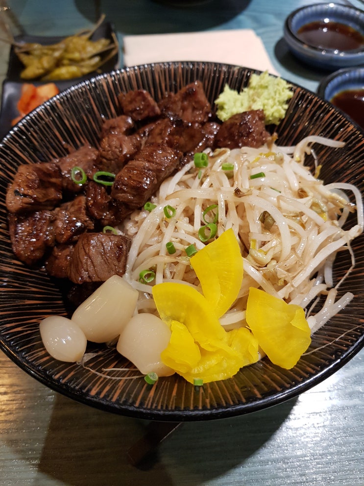  홍대개미 신촌점 큐브스테이크 덮밥 맛집