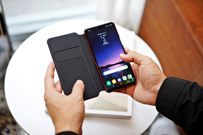 카드 수납이 가능한 LG G8 보이아 케이스 간단 리뷰
