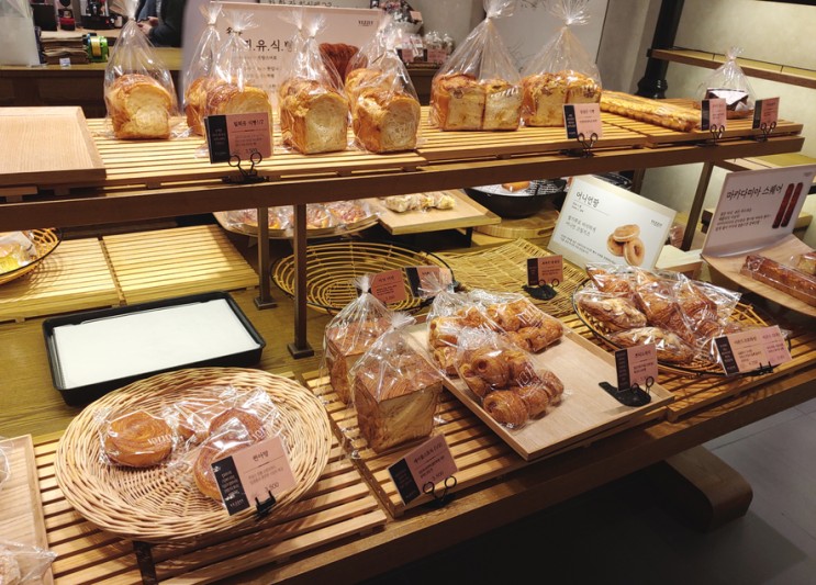일산 킨텍스 현대백화점 빵집 베즐리(Vezzly)  앙버터 크루아상, 아몬드 크루아상, 미미 카스테라, 콩가루 크림빵