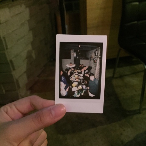  해는 정해진 시간에 떨어지고 거리는 비어가는데 단 한 사람 어제와 같은 그 자리 떠날 줄을 모르네