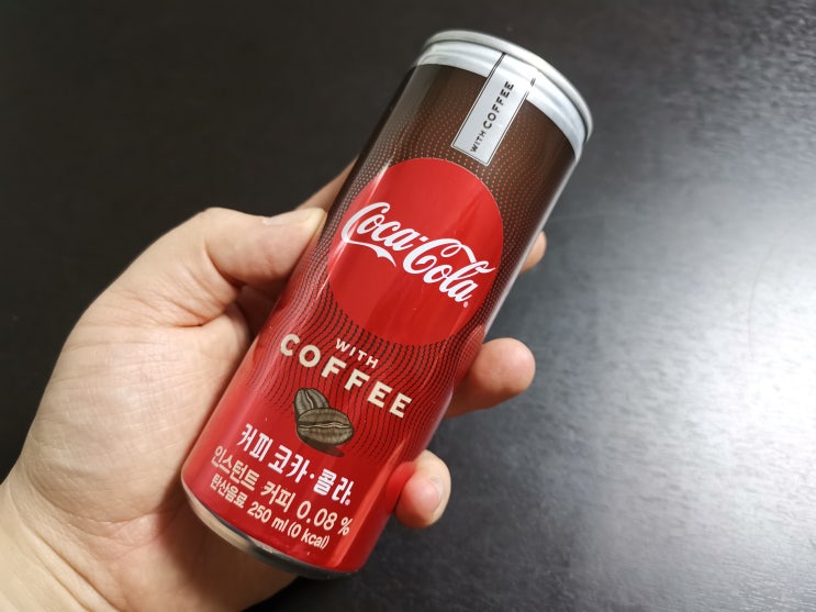  새로 나온 먹거리들: 신박하거나 애매하거나 (커피 코카콜라, 맘스터치 언빌리버블버거 外)