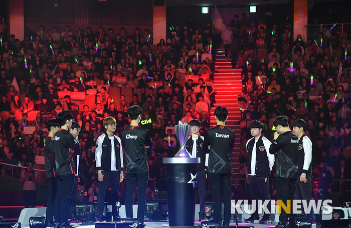  SKT T1 VS 그리핀 '우승 트로피는 누구에게?' 