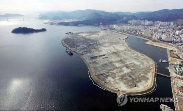  마산해양신도시? 축구장 90개 면적이에요.