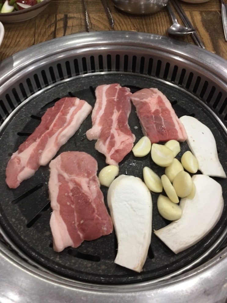 몸보신겸  삼겹살을 먹으로 독틱한 식당이름인 이곳으로 ㅋㅋ