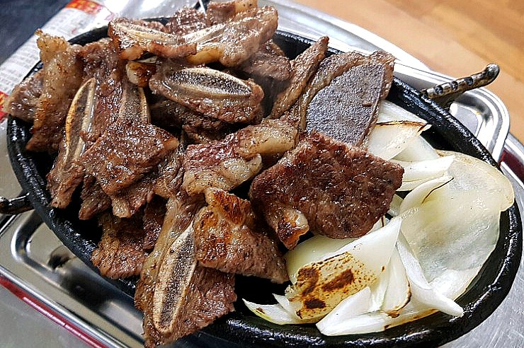  충무로 LA 갈비 골목의 숯불 사용하는 시골집(인현동)
