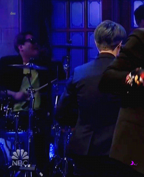  [방탄소년단 진] 뒤에서 주섬주섬 꽃 준비하고 <SNL>