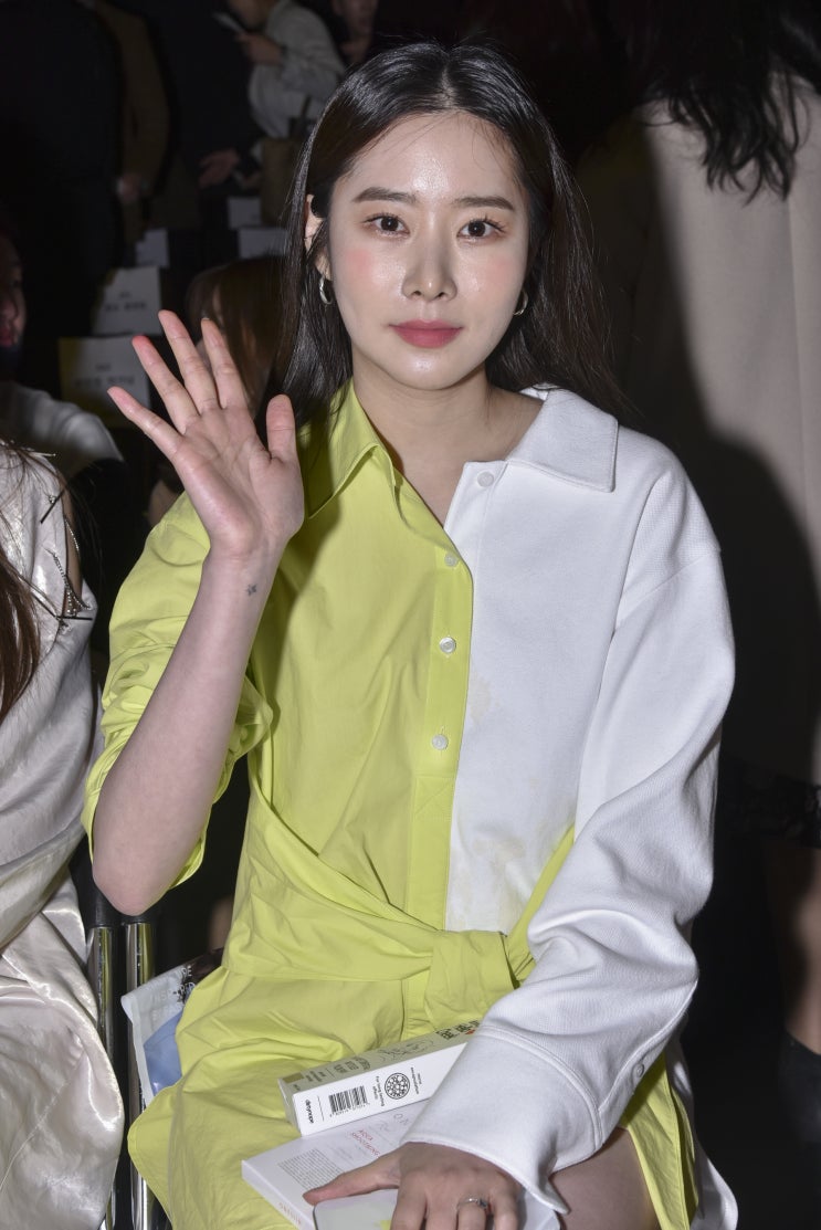  (가수 차희 서울패션위크 패션) UL:KIN COLLECTION LABEL_ASYMMETRIC POLO SHIRT DRESS_WHITE&YELLOWISH GREEN