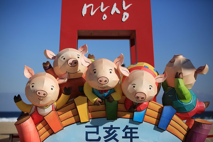  망상해변에서 바라보는 옥계휴게소, 얼마전 동해안 산불에 타버린...