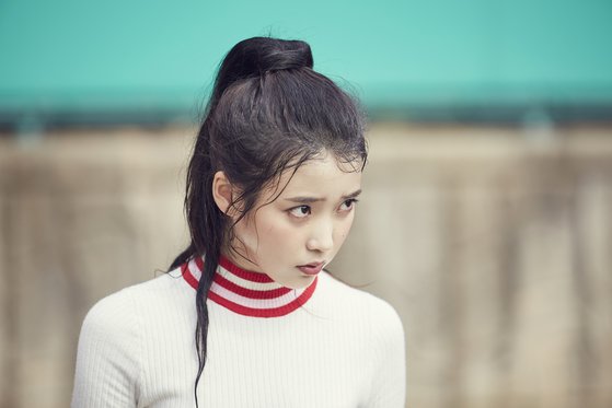  탐욕스럽고 괴기스럽다…'국민 여동생' 아이유의 변신