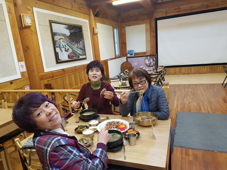  갓 꽃따며 웃음꽃 피는 김옥순 육순희 행복이야기