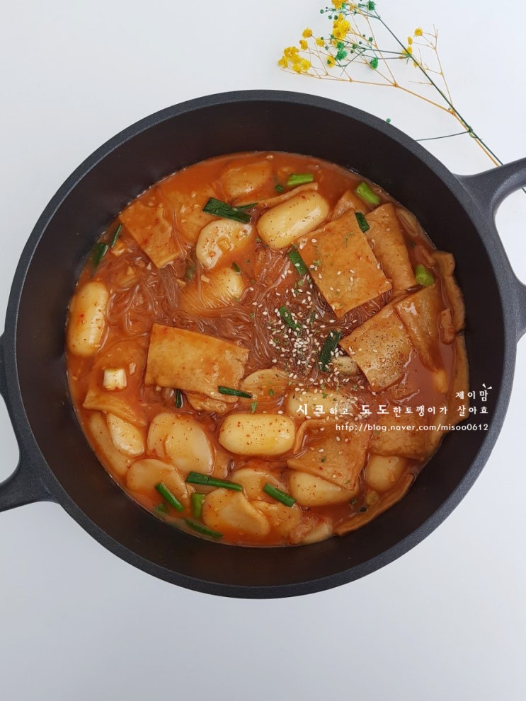 당면 떡볶이 - 맵지 않은 아이 간식 당면이 포인트 간장 당면 떡볶이 레시피