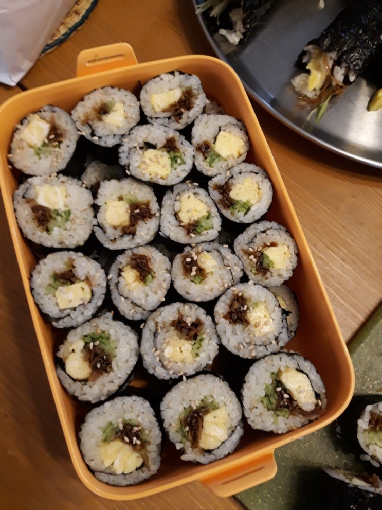  식육식탁,퇴근후집밥,우엉김밥,오징어김치볶음,등갈비숯불구이,닭가슴살미역국