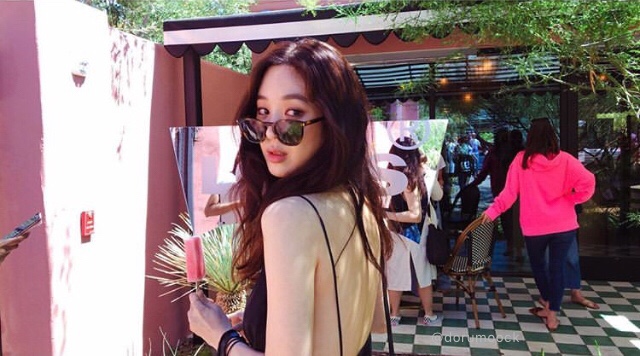  20190416 코첼라 페스티벌 려원 인스타그램  : 지방시 가방 & 클럽모나코 원피스 + 스누피 청자켓