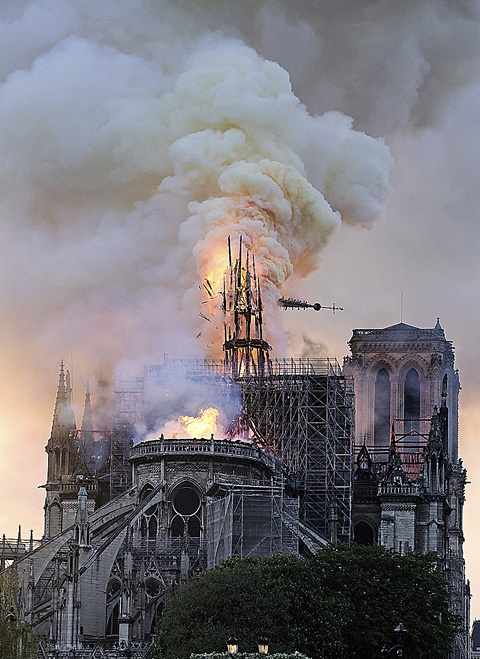 &lt;노트르담 대성당 화재&gt;“아베 마리아”…‘파리의 성모’ 화마 1시간만에 지붕 와르르