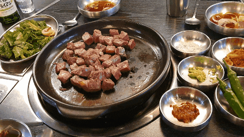 석관동 석계역 한우 소고기구이 맛집 한우에이치플러스.  불 쇼로 배가 되는 한우의 맛에 구워주니 아주 편하다.