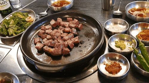  석관동 석계역 한우 소고기구이 맛집 한우에이치플러스.  불 쇼로 배가 되는 한우의 맛에 구워주니 아주 편하다.