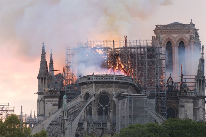 파리 노트르담 대성당 대화재 화염 1시간만에 지붕 무너져