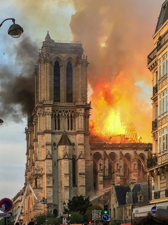 파리가 탔다. 850년 노트르담 대성당 큰불, 프랑스 노트르담 대성당 화재에 전 세계 탄식, 눈물