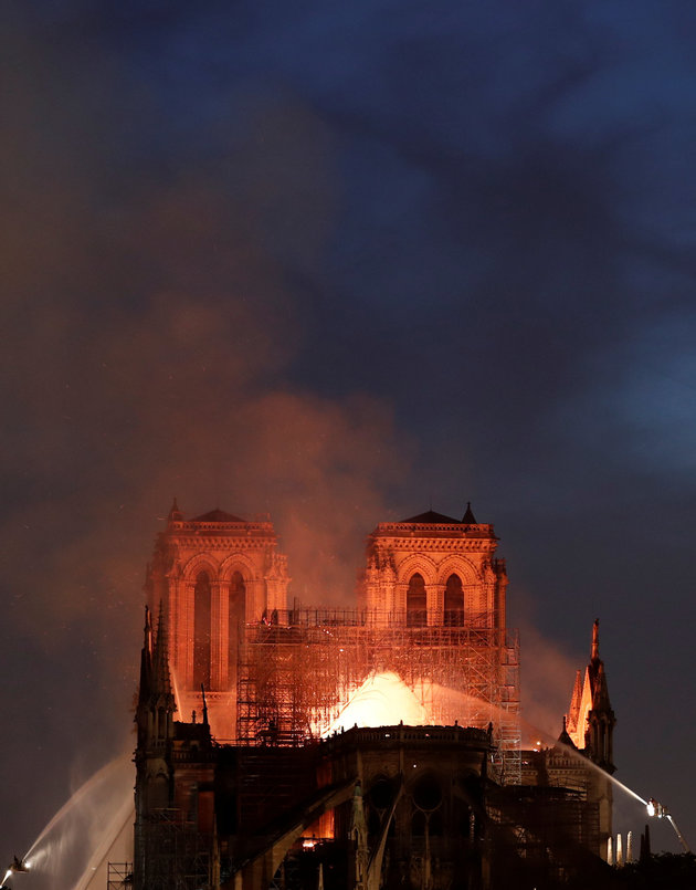 파리의 상징 '노트르담 대성당' 화재로 소실