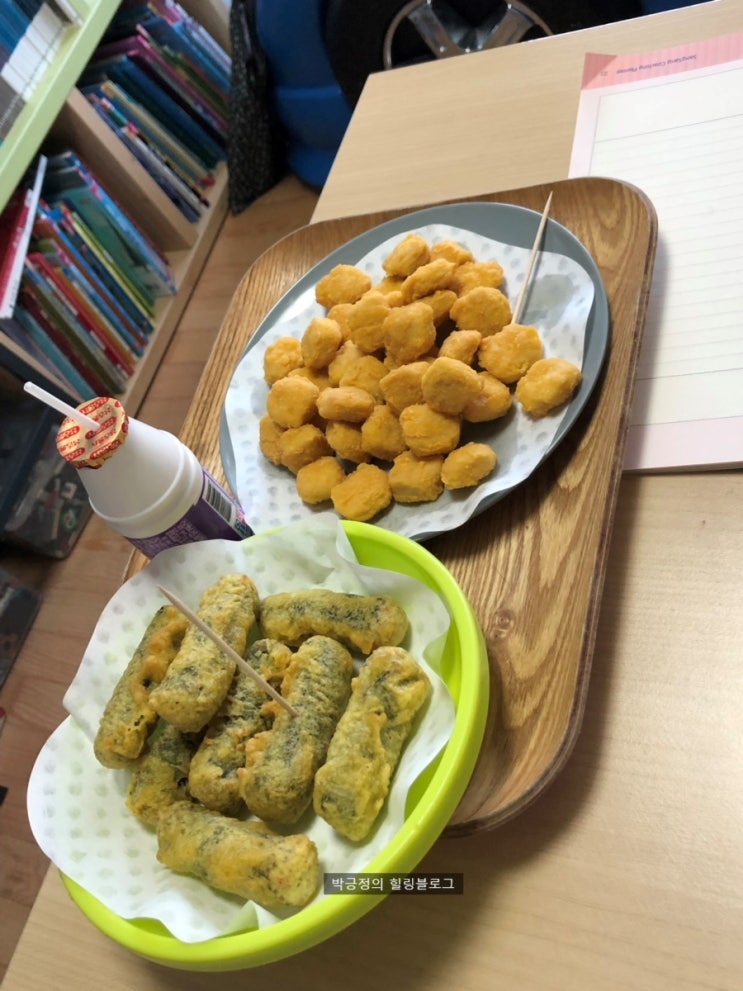  식단일기 :: 두부김치 쑥버무리떡 팝콘치킨 김말이튀김 바나나 드빈치치즈
