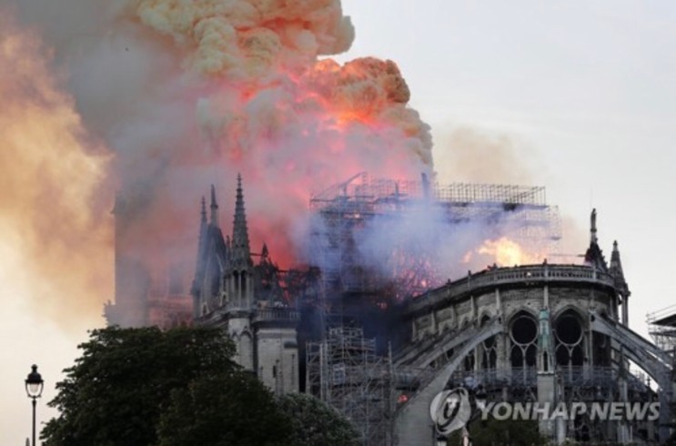 '파리의 상징·인류의 유산' 불탔다. 노트르담 대성당 대화재
