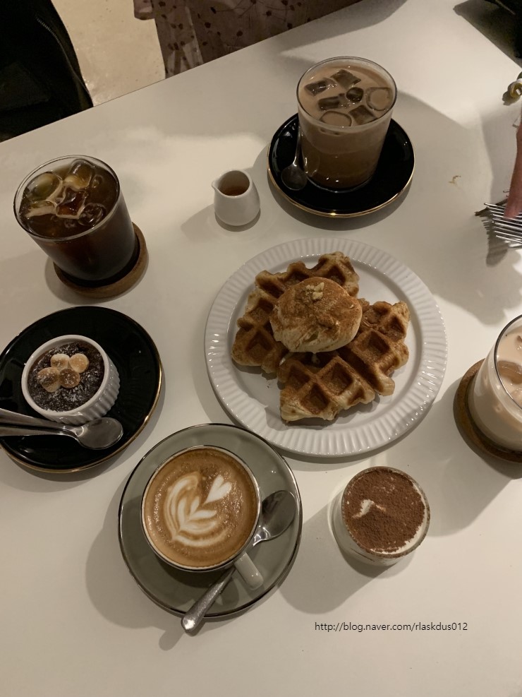 [금호동 카페] 크로플 디저트가 맛있는 곳, 아우프글렛 (AUFGLET) 