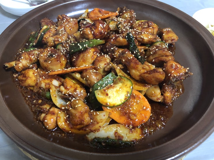 진주 해송 돌판닭찜 - 색다른 매력의 매콤달콤 닭찜맛집