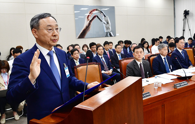  파행 직전까지 간 KT 청문회, 노웅래 중재로 정상화