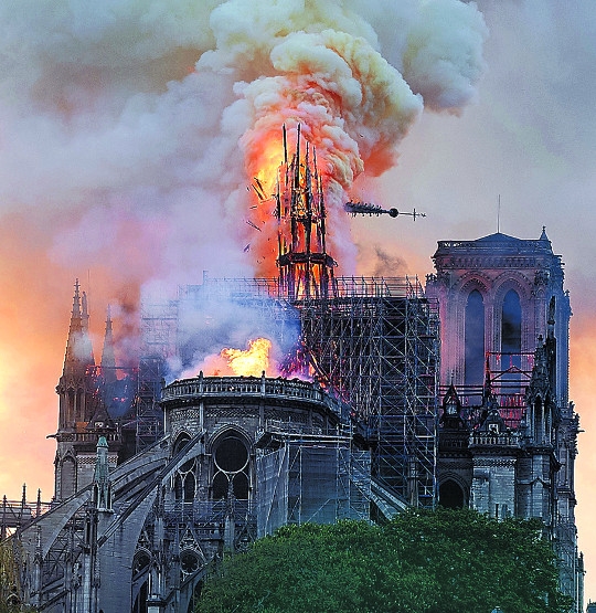 교황 “가톨릭 상징 파괴한 끔찍한 화재에 충격과 슬픔”